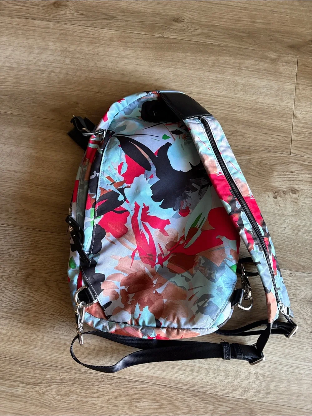 Preowned Tumi sling/backpack - Picture 3 of 9